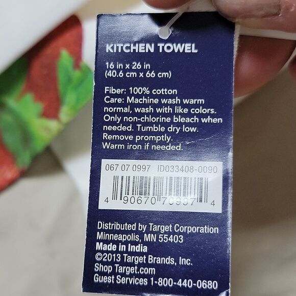 ROOM ESSENTIALS STRAWBERRY KITCHEN TOWEL - NEW WITH TAGS! - Picture 6 of 6